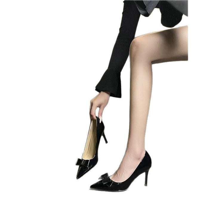 Damen Spitz zulaufende Lack‑Pumps mit geschwungener Zehenkappe und dekorativer Schleife – Lioré