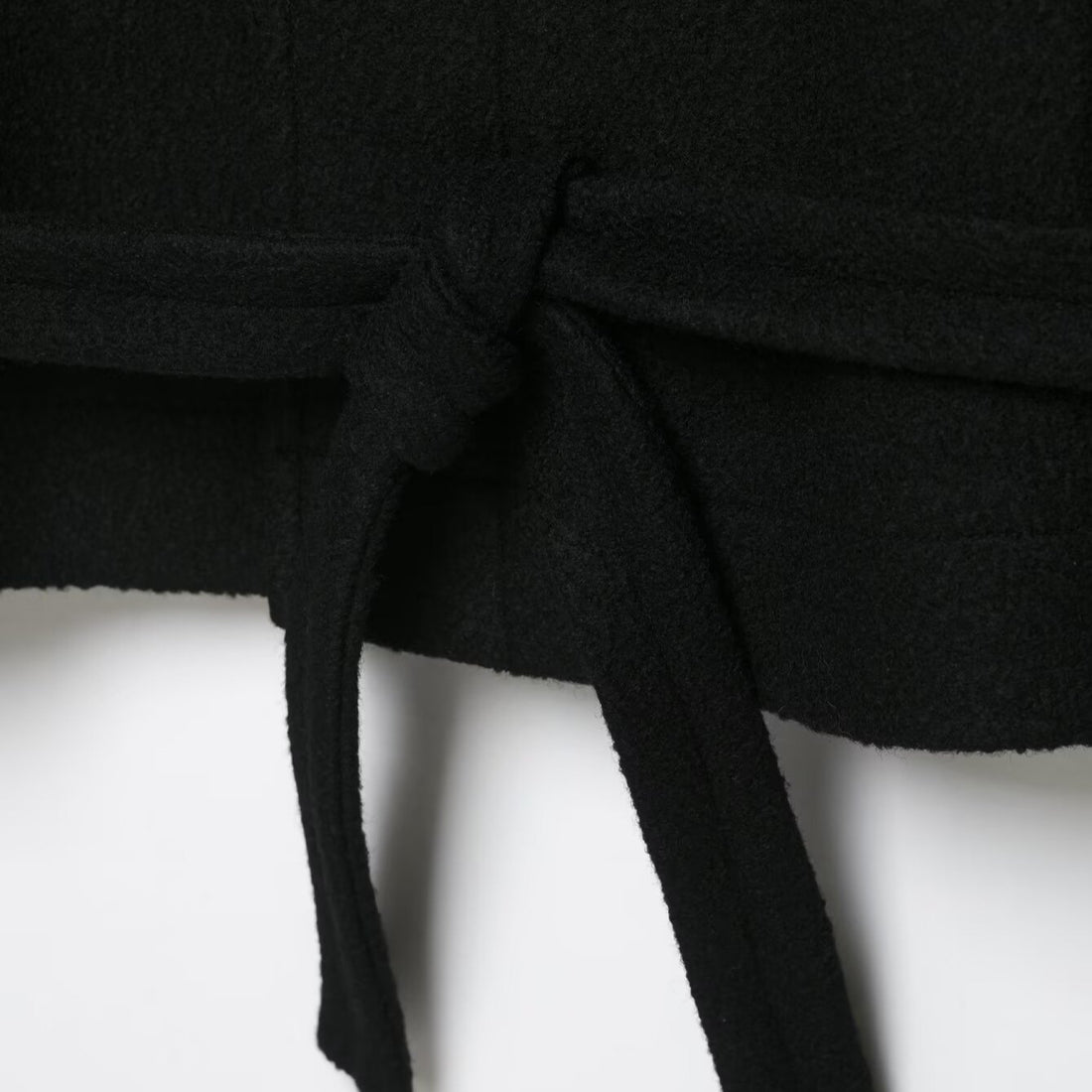 Damen Kurze Duffle-Capejacke mit Stehkragen, Knebelverschlüssen und Taillengürtel Echoarchiv
