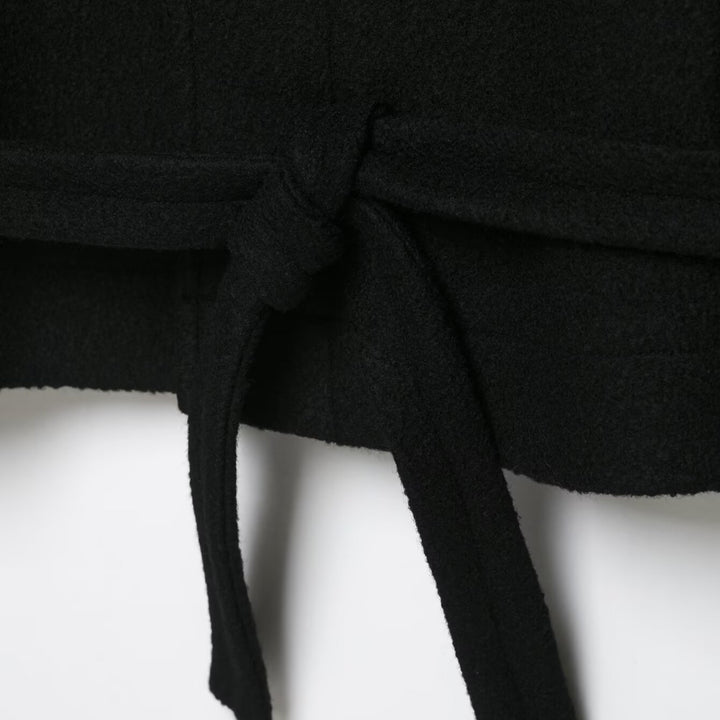 Damen Kurze Duffle-Capejacke mit Stehkragen, Knebelverschlüssen und Taillengürtel Echoarchiv