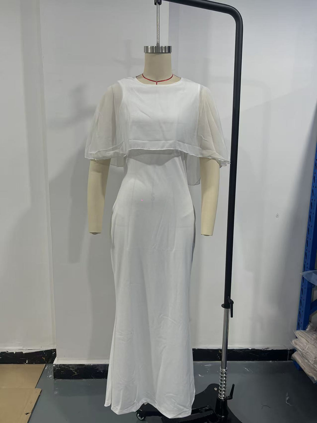 Damen Figurbetontes Midikleid mit Chiffon-Cape Echoarchiv