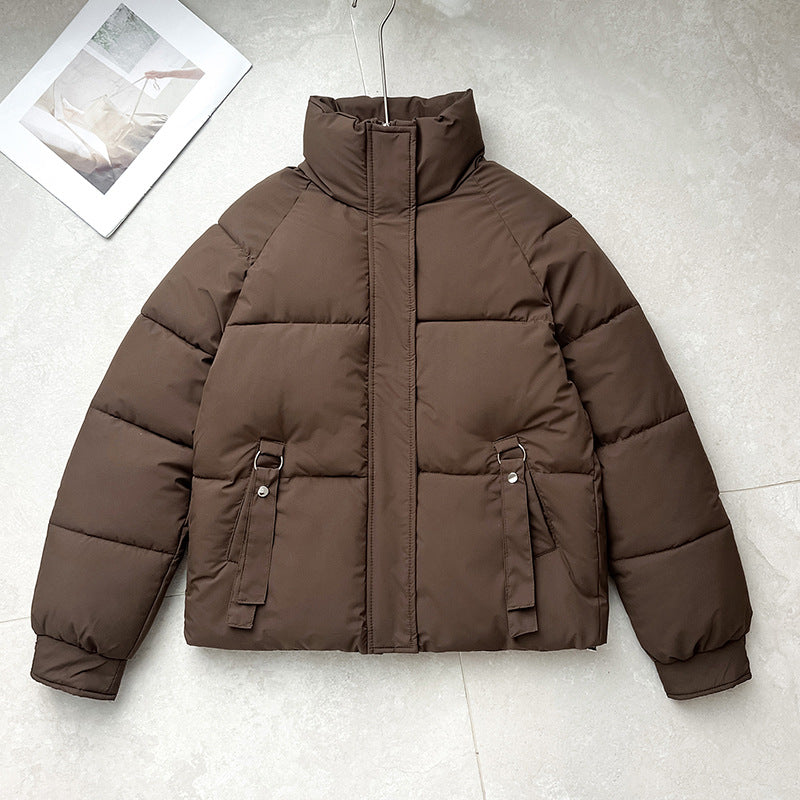 Damen kurze gesteppte Pufferjacke mit hohem Stehkragen, verdeckter Frontblende und D‑Ring Taschenapplikation – Célinea