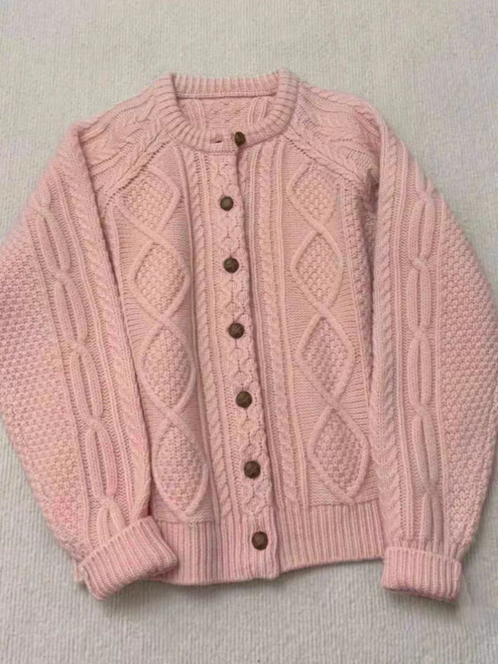 Damen Strick-Cardigan im Aran‑Stil mit Zopf‑ und Perlmuster sowie Holzknopfleiste Echoarchiv
