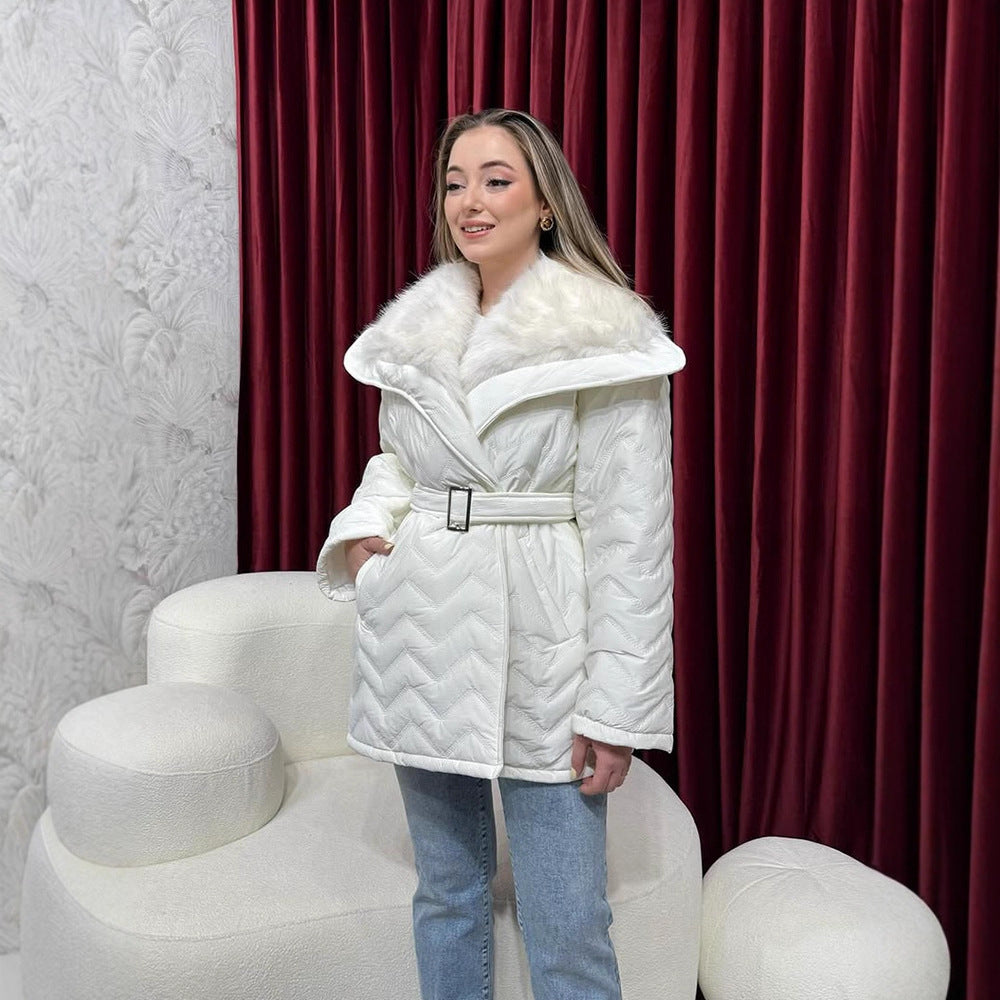 Damen Glänzende Steppjacke mit Taillengürtel und voluminösem Kunstfellkragen Echoarchiv