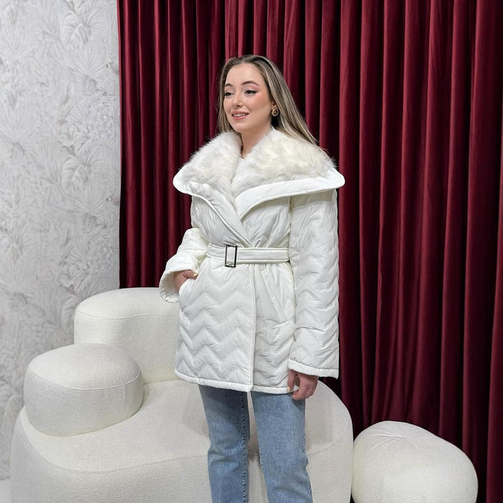 Damen Glänzende Steppjacke mit Taillengürtel und voluminösem Kunstfellkragen Echoarchiv