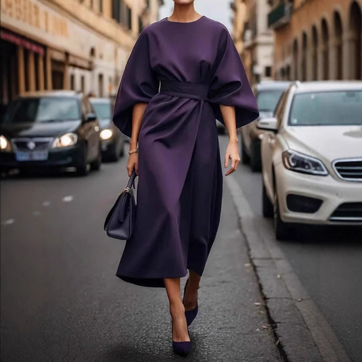 Damen nan minimalistisches Abendkleid mit überlangen weiten Ärmeln und taillenmodellierender Faltendrapierung Echo Archiv