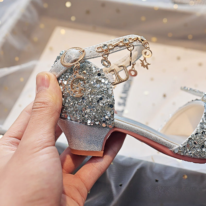 Mädchen Elegante und funkelnde Sandalen mit großen Schleifen Echo Archiv