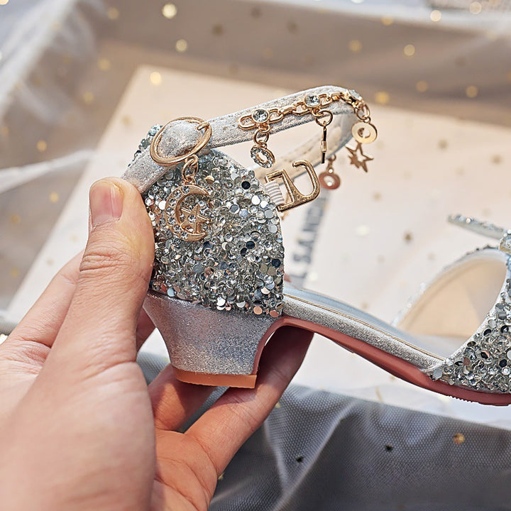 Mädchen Elegante und funkelnde Sandalen mit großen Schleifen Echo Archiv