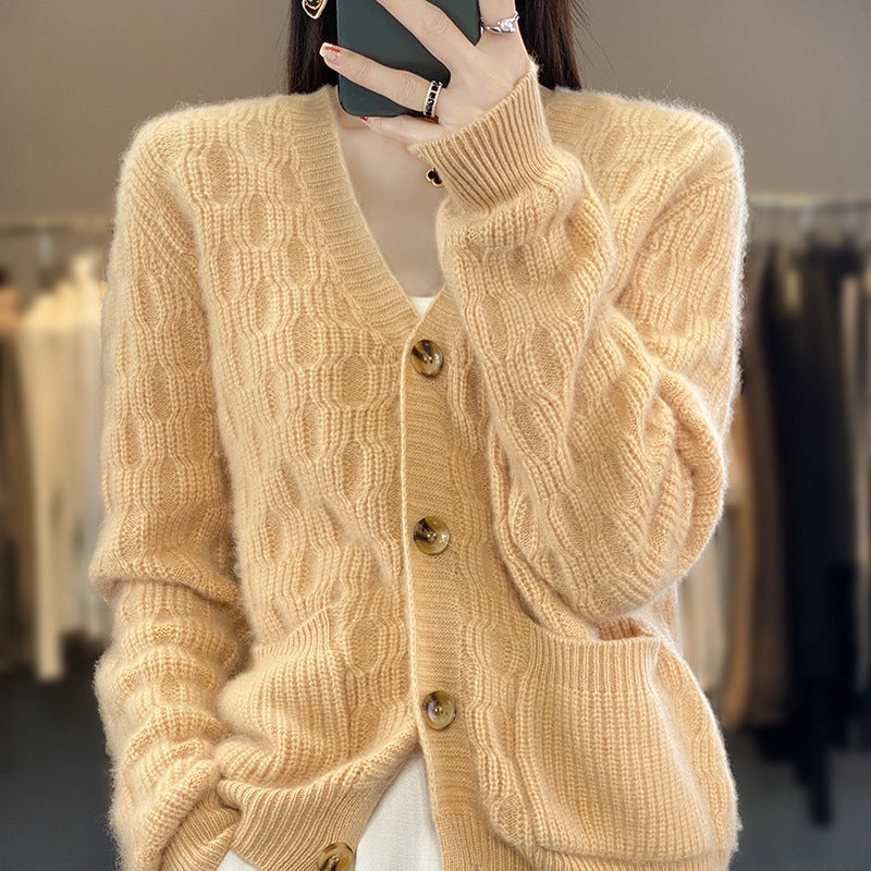 Damen Weicher Angora‑Look Zopfmuster-Cardigan mit V‑Ausschnitt und aufgesetzten Taschen Echoarchiv