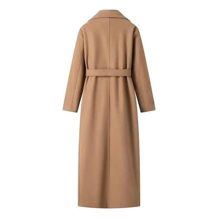 Damen langer taillierter Trenchcoat-Mantel mit Schalkragen, Bindegürtel und dekorativen Wiener Nähten – Montévia