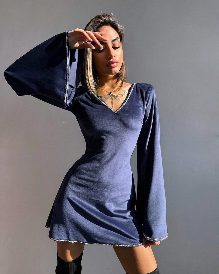Damen Samt-Minikleid mit ausgestellten Glockenärmeln und Strassbesatz – Élara