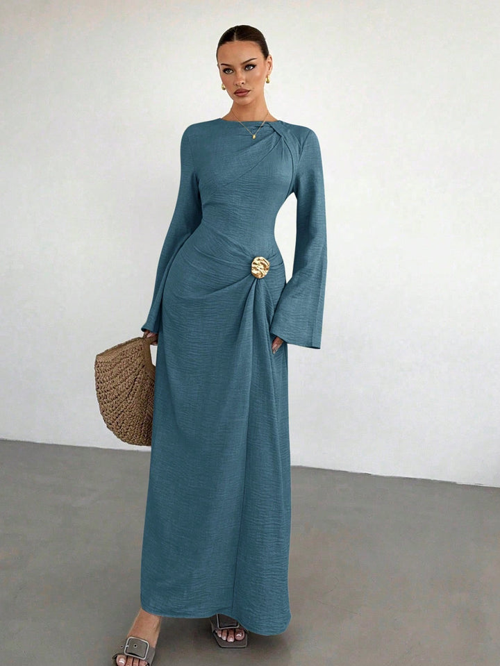 Damen Maxikleid mit Drapierter Taille, langen Glockenärmeln und Zierbrosche Echo Archiv
