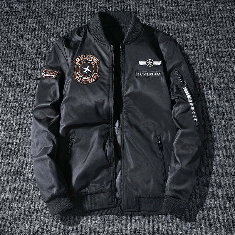 Männermode  leichte glänzende Nylon Bomberjacke mit Badge-Detail, verstecktem Sturmblenden und Reißverschlusstaschen am Ärmel Echo Archiv