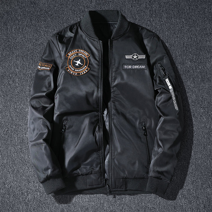 Männermode  leichte glänzende Nylon Bomberjacke mit Badge-Detail, verstecktem Sturmblenden und Reißverschlusstaschen am Ärmel Echo Archiv