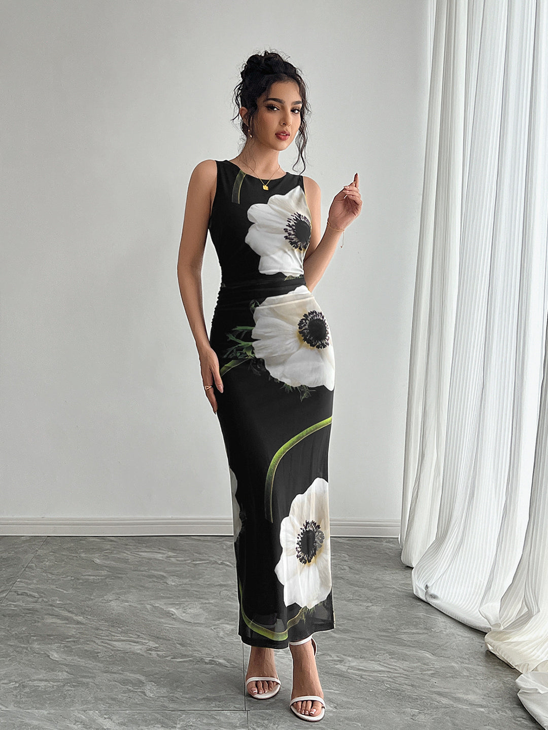 Damen nan figurbetontes ärmelloses Maxikleid mit fotorealistischem Blumenprint und taillierter Silhouette Echo Archiv