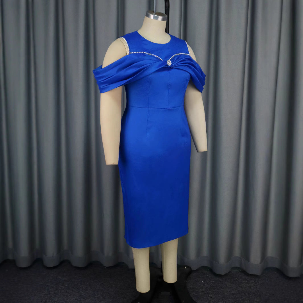 Damen Elegantes Cocktailkleid mit asymmetrischem Schulterdesign und schimmerndem Akzent Echo Archiv
