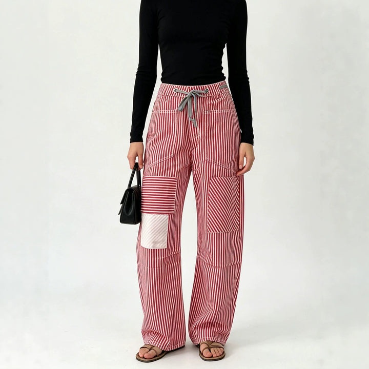 Damen nan High‑Waist Relaxed‑Hose mit vertikalem Streifenmuster, aufgesetzten Knie‑Patches und Kordelzug Echo Archiv