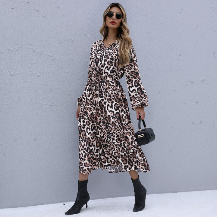Damen Midikleid Vintage-inspirierter Leoprint mit V-Ausschnitt, elastischer Taillenpasse und Glockenärmeln – Élara