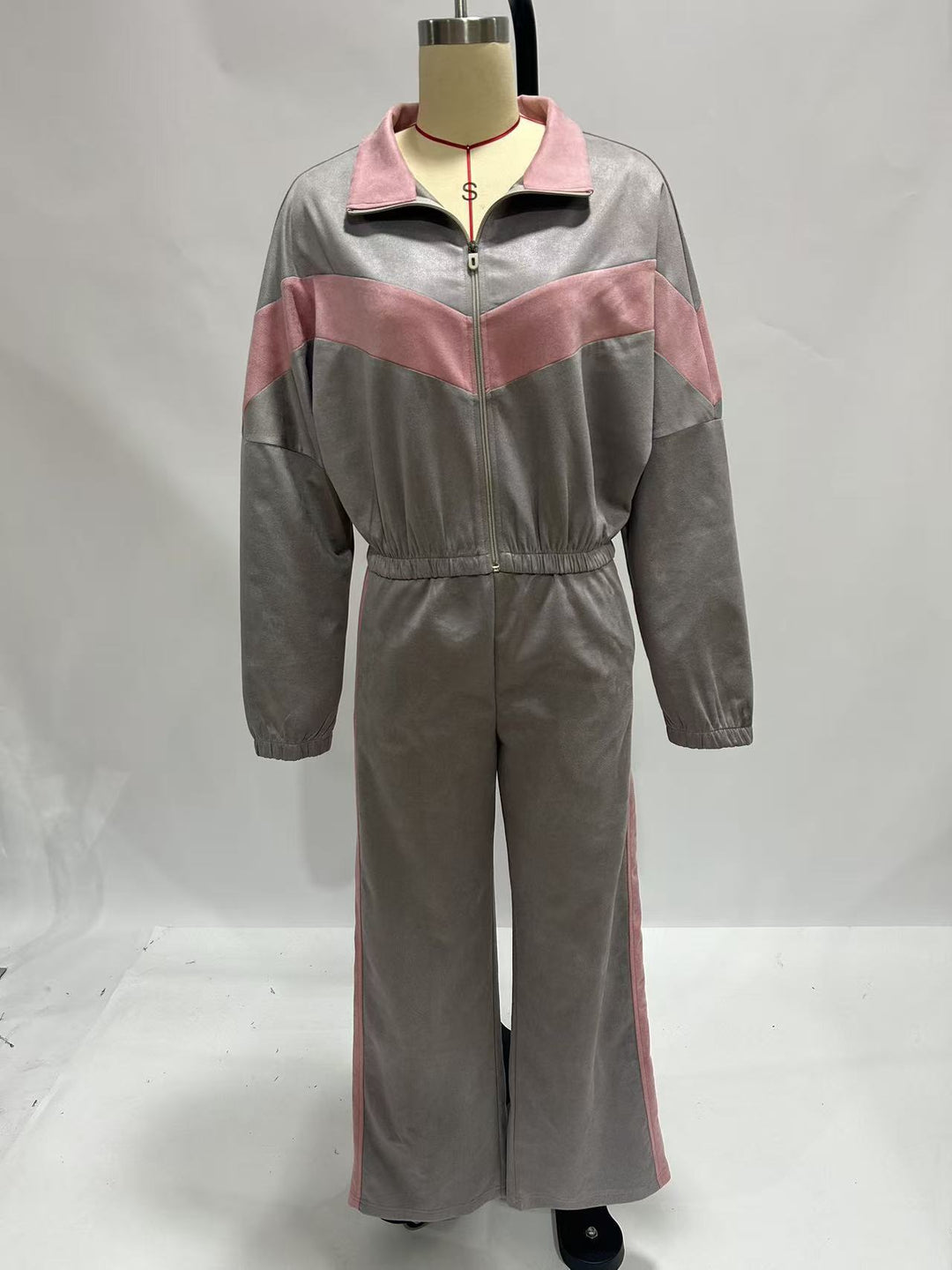 Damen cropped Zipjacke und weite Trackpants mit kontrastierendem Seitenstreifen – Avérine