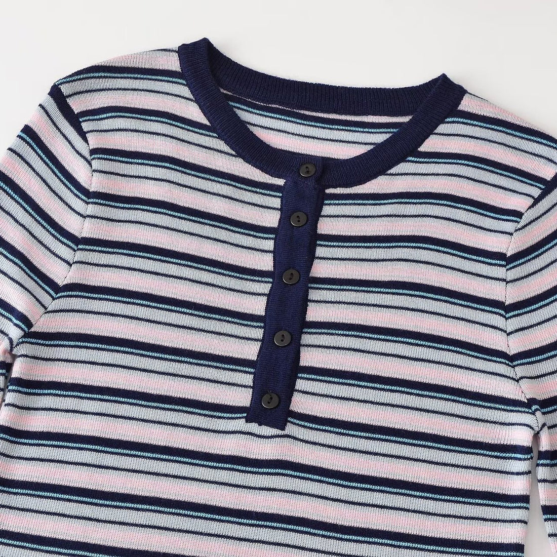 Damen Feinstrick-Henleyshirt mit feiner Streifenstruktur und Knopfblende Echoarchiv