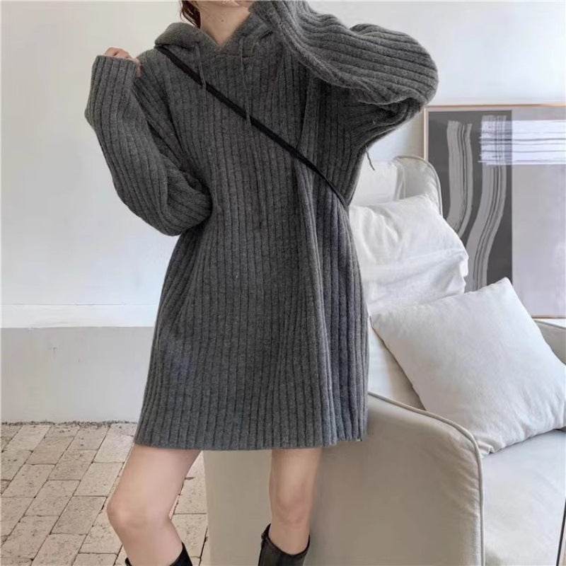 Damen Strick‑Kapuzenkleid mit gerippter Struktur und oversized Silhouette Echoarchiv