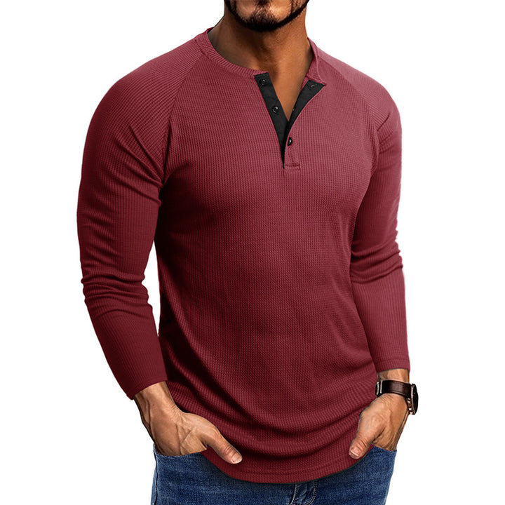 Herren modisches Langarm-Henley-Shirt mit strukturiertem Stoff und eleganten Knopfdetails Echoarchiv