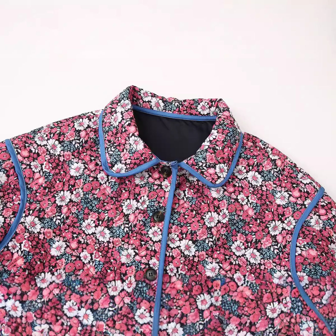 Damen gesteppte Kurzjacke mit floralem Microprint, Rundkragen, kontrastpaspel und aufgesetzten Taschen – Célinea