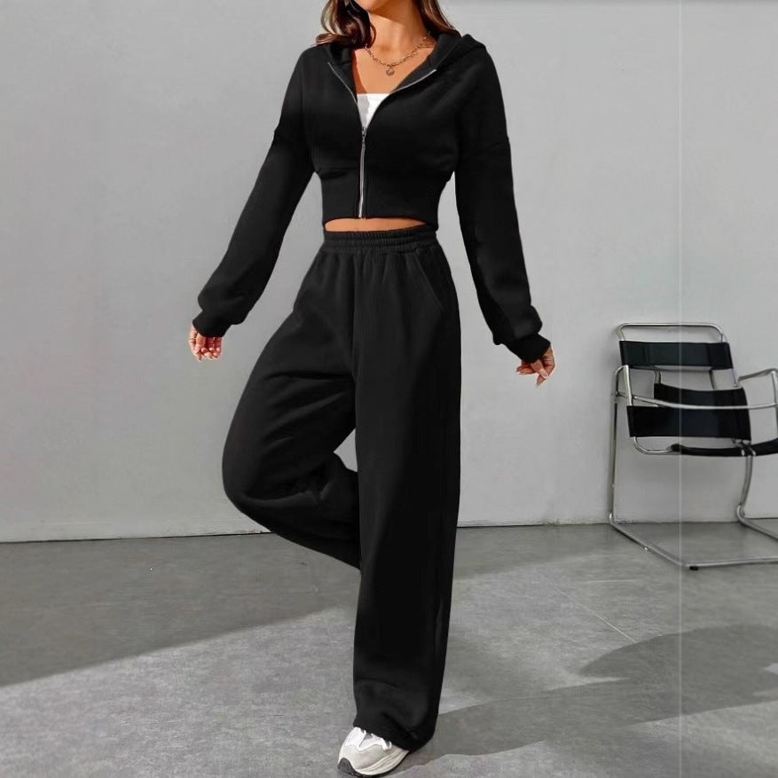 Damen nan kurzes Kapuzen-Sweatshirt mit Reißverschluss und weite High-Waist Jogginghose Echo Archiv