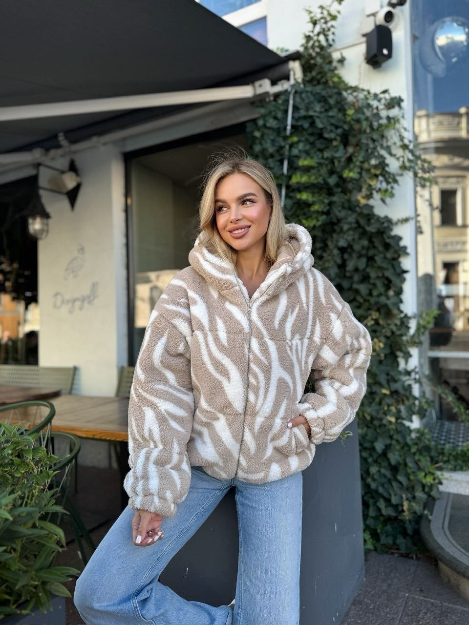 Damen Kurz geschnittene Teddy-Fleecejacke mit Kapuze und Zebrastreifen – Célinea