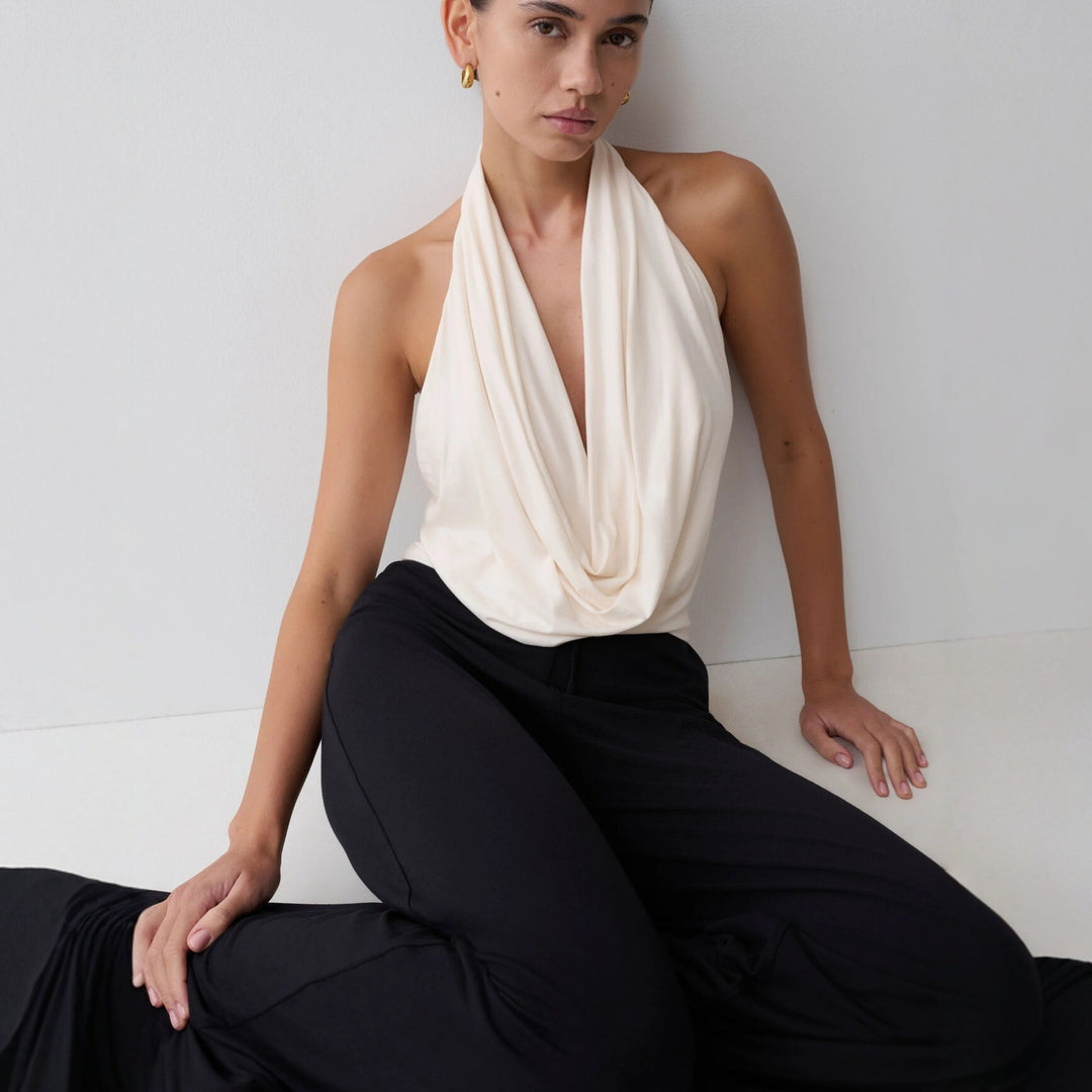 Damen Elegantes Halterneck-Top mit fließendem Stoff und tiefem Ausschnitt Echo Archiv
