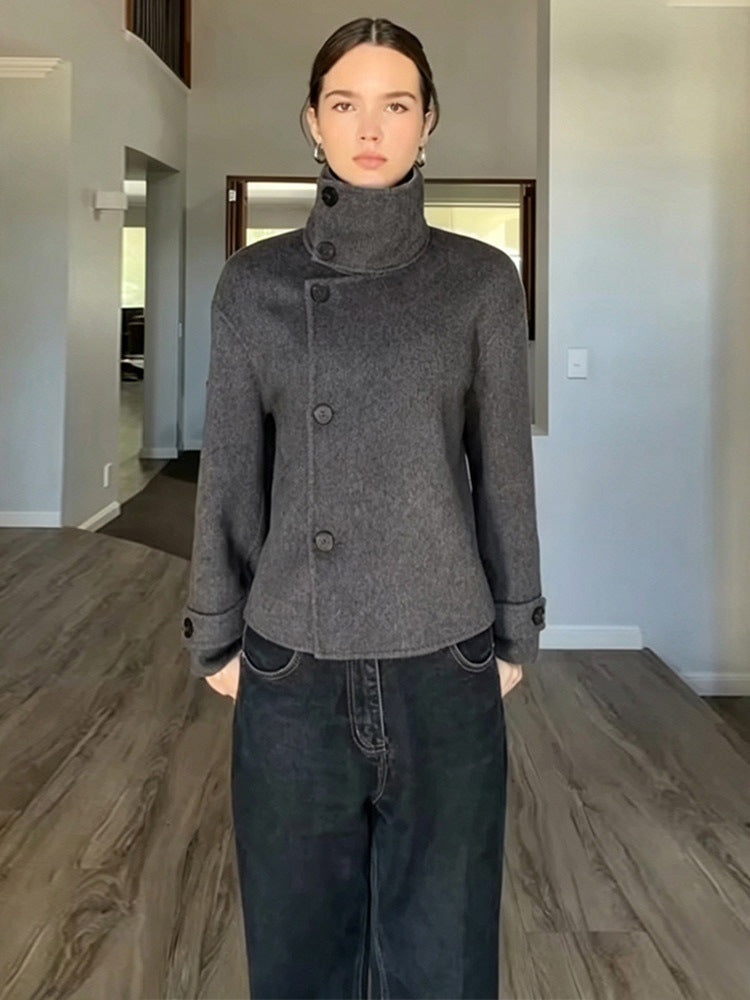 Damen Kurzer Wollmix-Mantel mit asymmetrischer Knopfleiste und hohem Stehkragen Echoarchiv