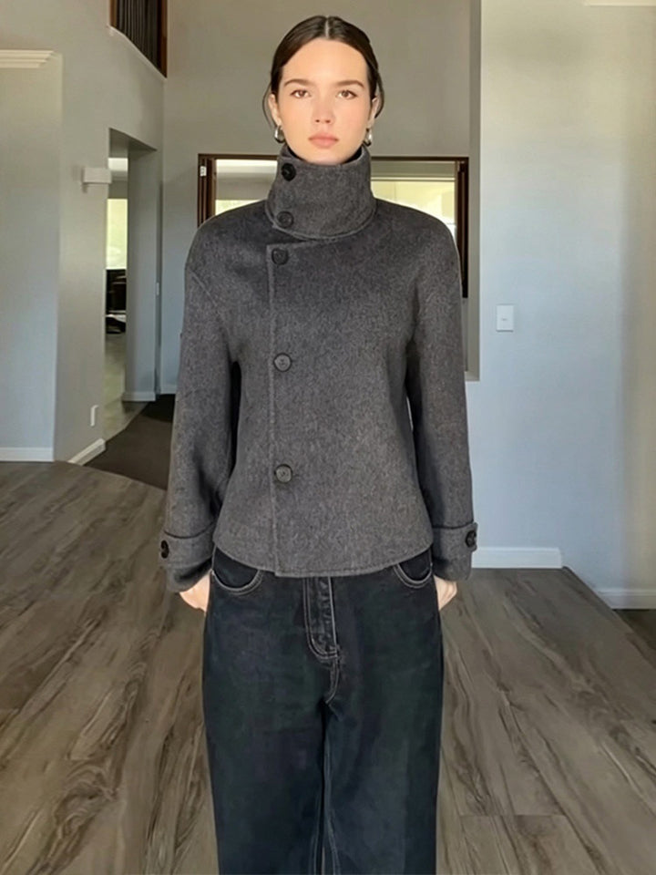 Damen Kurzer Wollmix-Mantel mit asymmetrischer Knopfleiste und hohem Stehkragen Echoarchiv