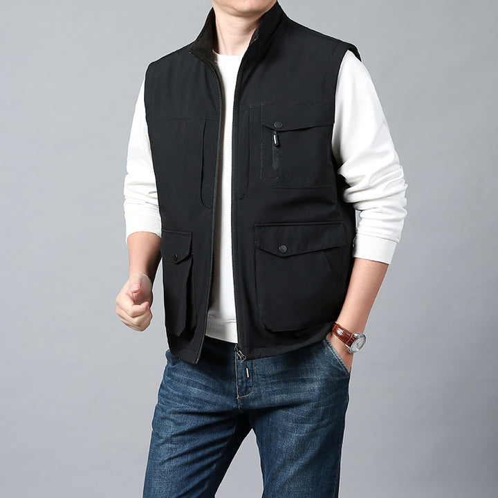Herren Funktionsweste im urbanen Utility‑Stil mit Organizer‑Taschen und Stehkragen Echo Archiv