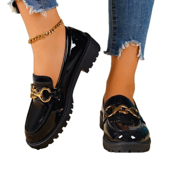 Damen nan lackierte Loafer mit profilierter Traktorsohle und goldener Zierkette Echo Archiv