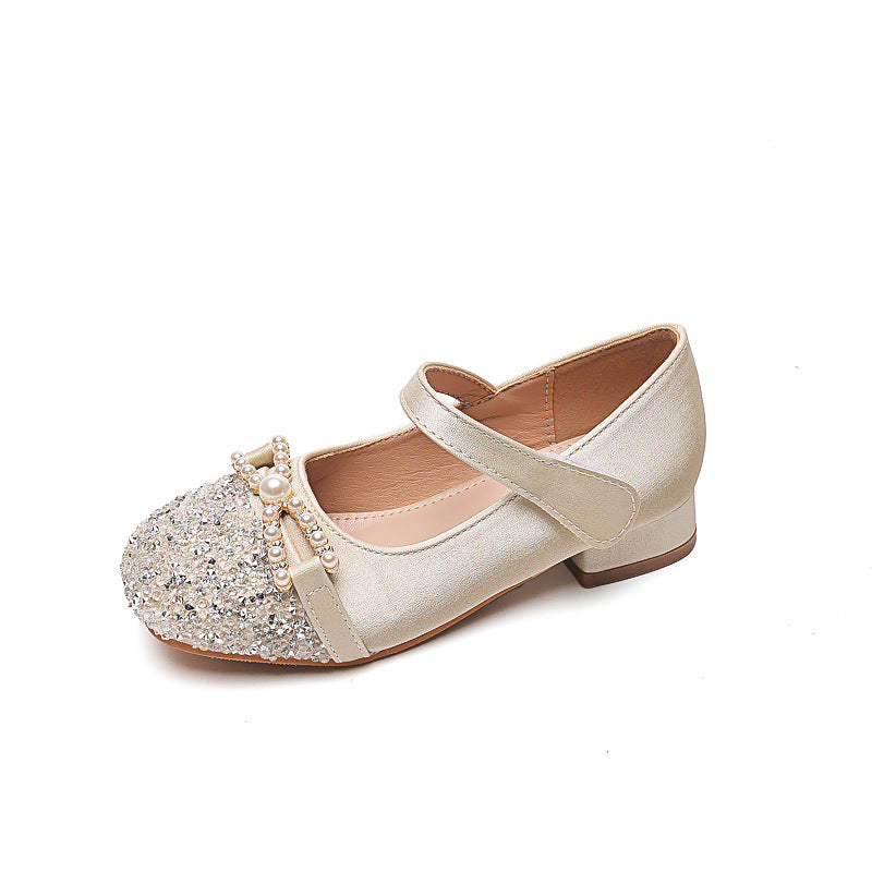 Mädchen Ballerinas mit Perlenschmuck und Glitzer Echo Archiv