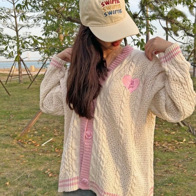 Damen nan gestrickte Cardigan mit Zopfmuster V-Ausschnitt und Herz- und Sternapplikationen Echo Archiv