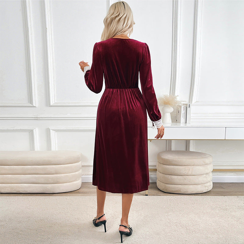 Damen Samt-Midikleid mit Spitzen‑V-Ausschnitt, tailliertem Empire‑Schnitt und Zierknöpfen Echoarchiv