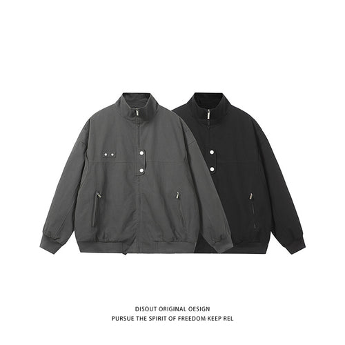 Herren modische Steppjacke mit hohem Kragen und seitlichen Reißverschlusstaschen Echoarchiv