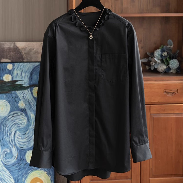 Damen Elegante Bluse im weiten Schnitt mit verdeckter Knopfleiste und Blumenapplikation am Rundhals Echo Archiv