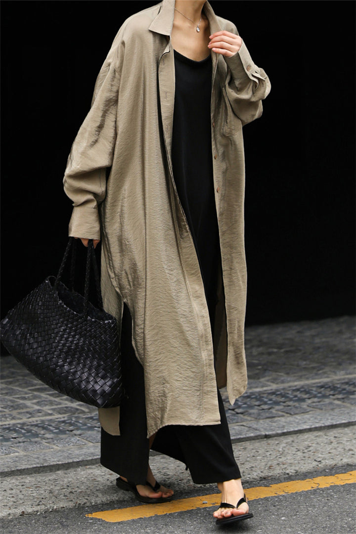 Damen Langer Satin‑Effekt Duster mit Stehkragen, Oversize‑Schnitt und tiefen Seitenschlitzen – Montévia