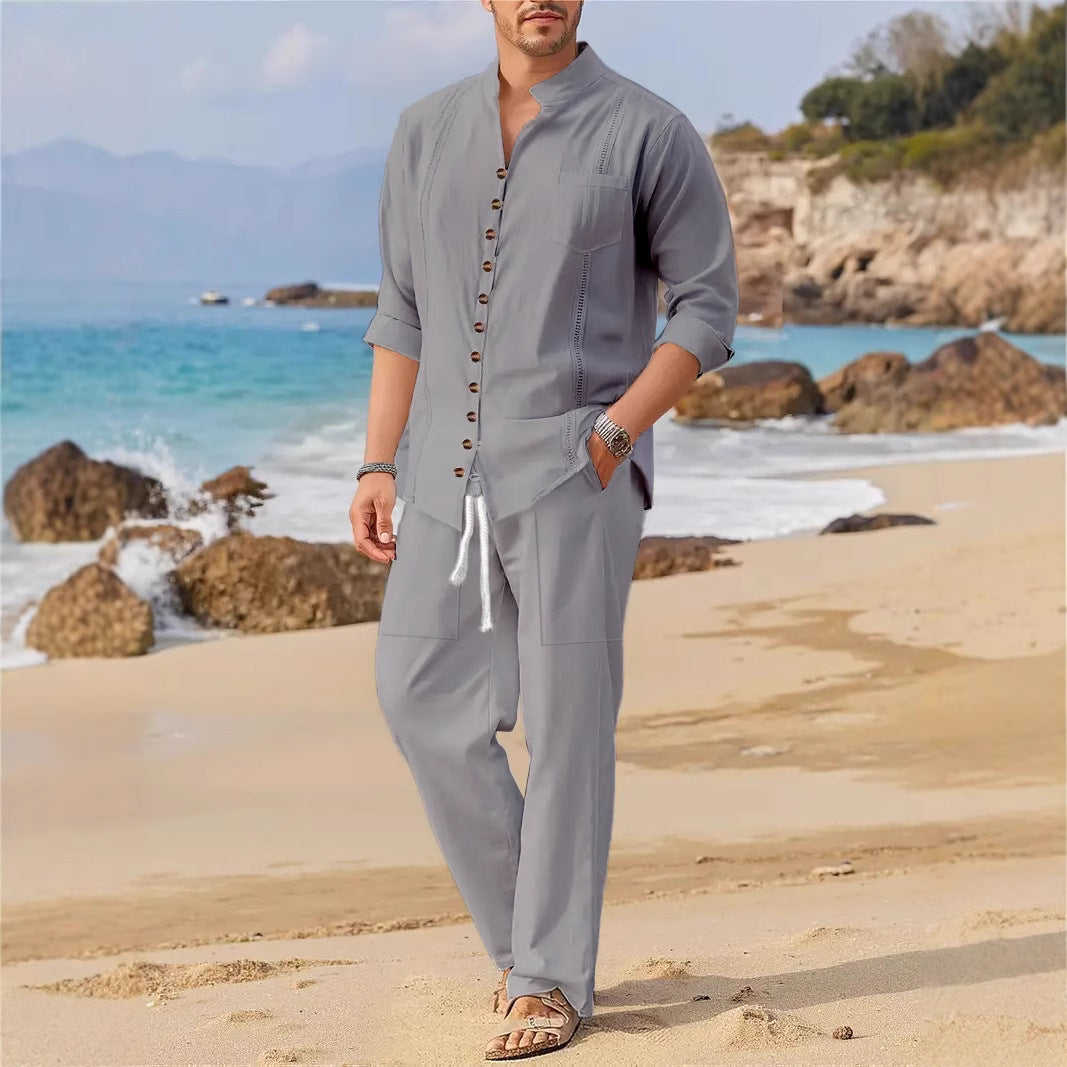 Herren lässiger Strand-Look mit knöpfbarem Hemd und bequemen Hosen Echoarchiv