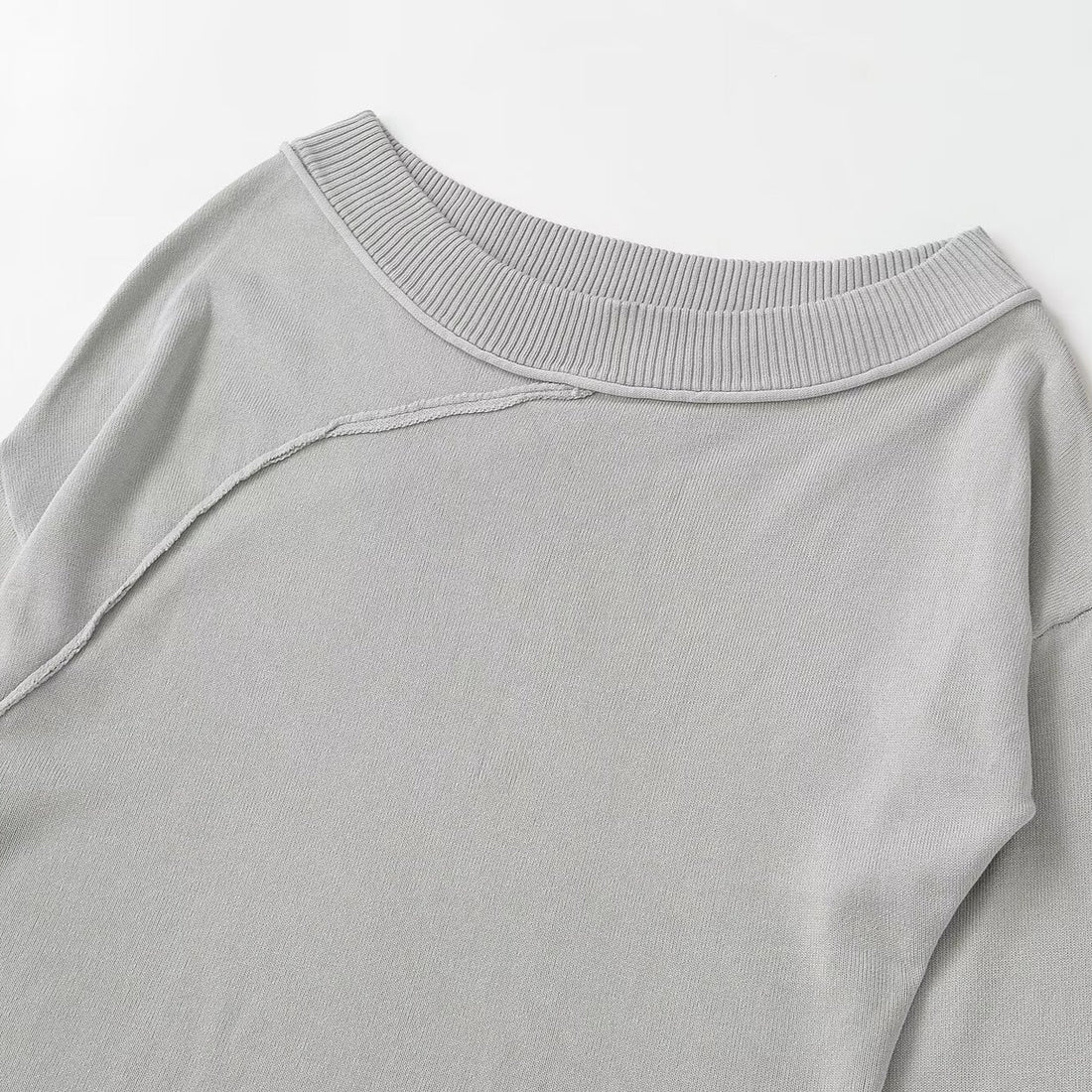 Damen Asymmetrisches Feinstrick-Longsleeve mit weitem U-Boot-Ausschnitt Echoarchiv