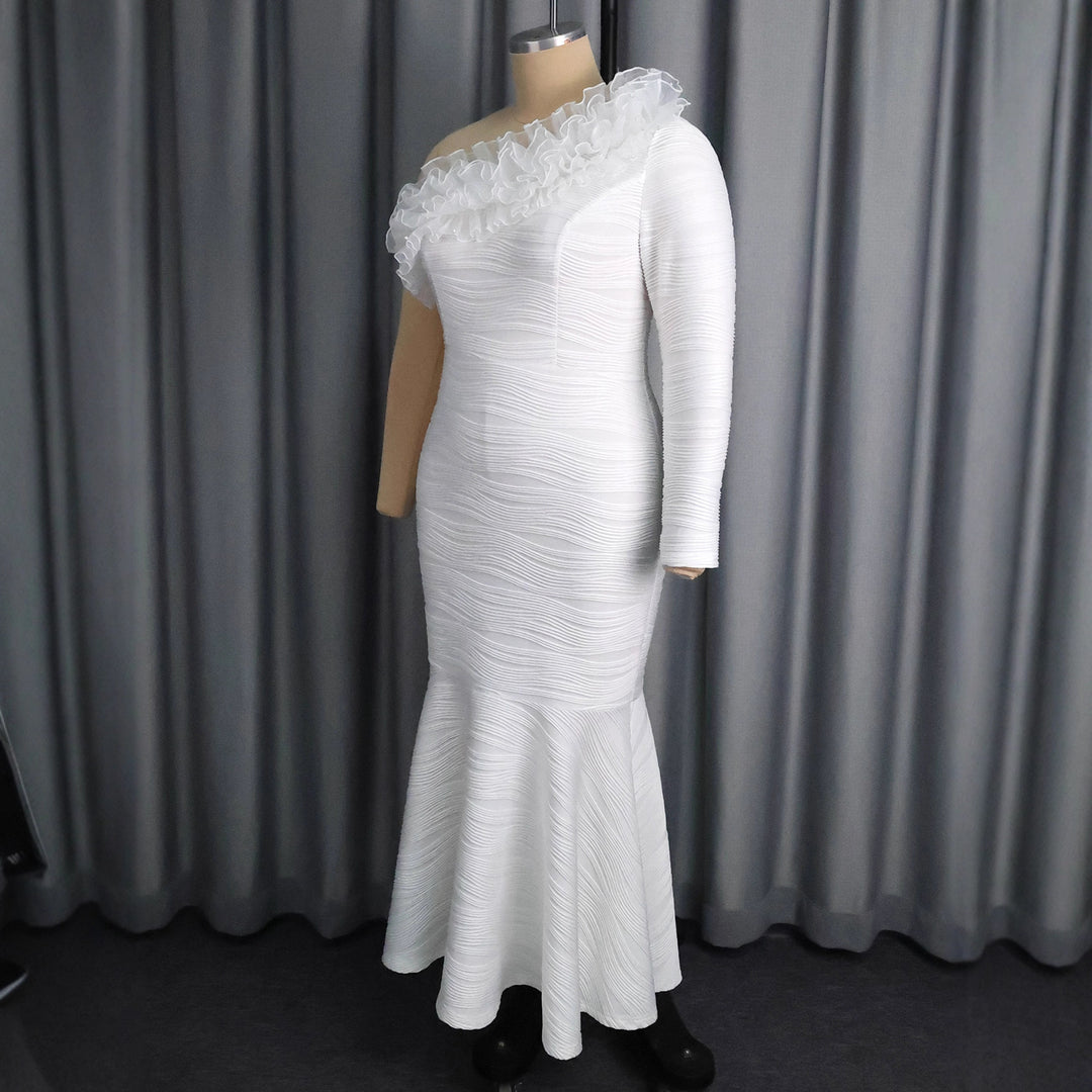 Damen figurbetontes Abendkleid mit asymmetrischem Rüschen-Ausschnitt Echo Archiv