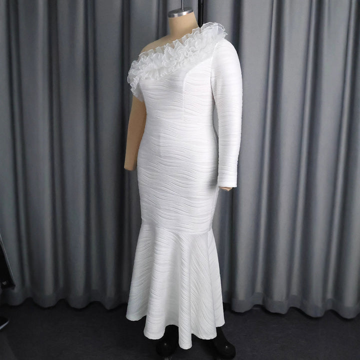 Damen figurbetontes Abendkleid mit asymmetrischem Rüschen-Ausschnitt Echo Archiv