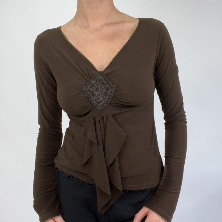 Damen Figurbetontes V‑Neck Langarm-Top mit dekorativer Häkelapplikation und Wasserfallzipfel – Orélia