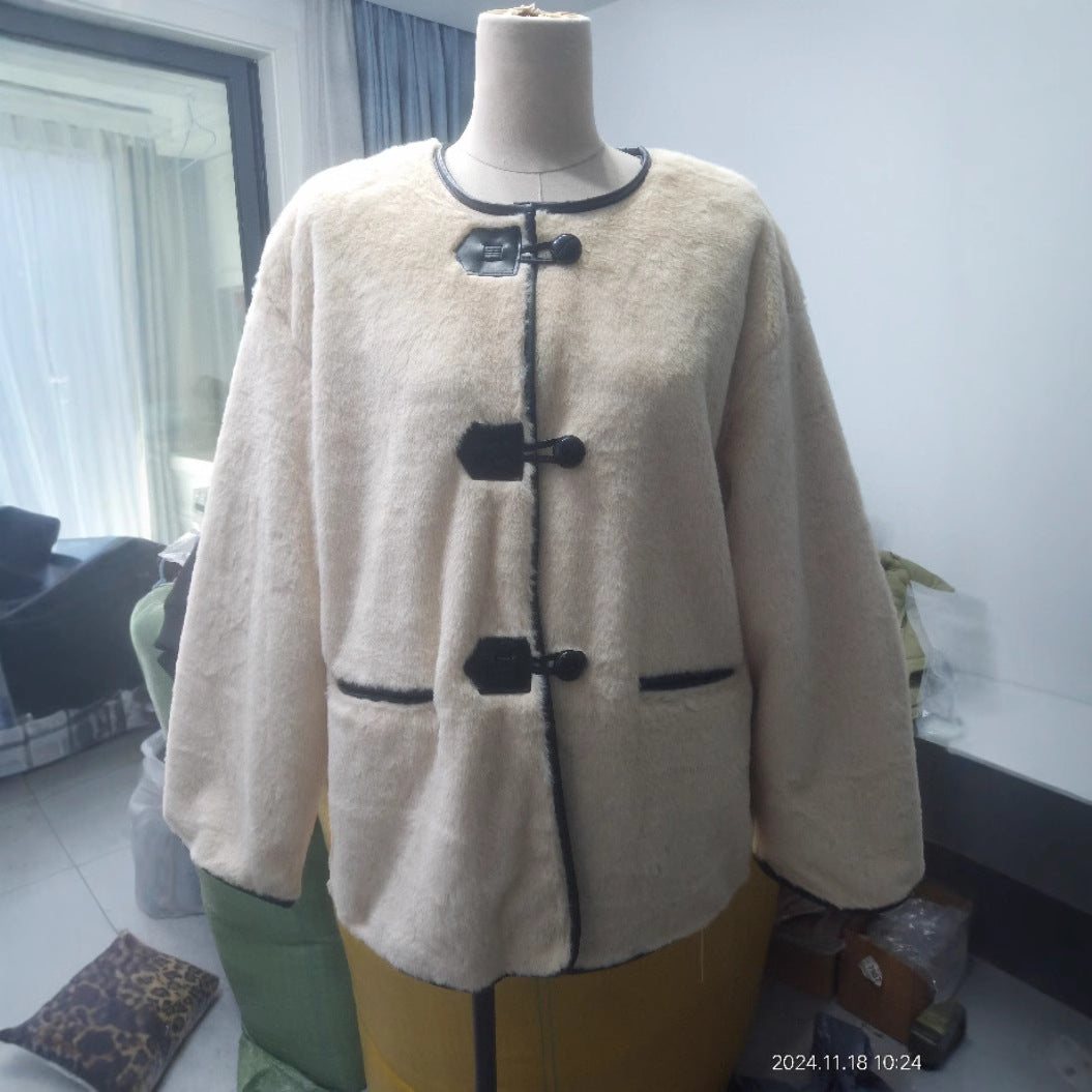 Damen kurzer Teddy-Mantel mit Knebelverschluss, Lederimitat‑Einfassung und aufgesetzten Taschen – Célinea