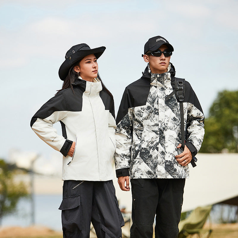 Damen Wasserfeste Outdoorjacke mit Kapuze und markantem Bergprint Echoarchiv