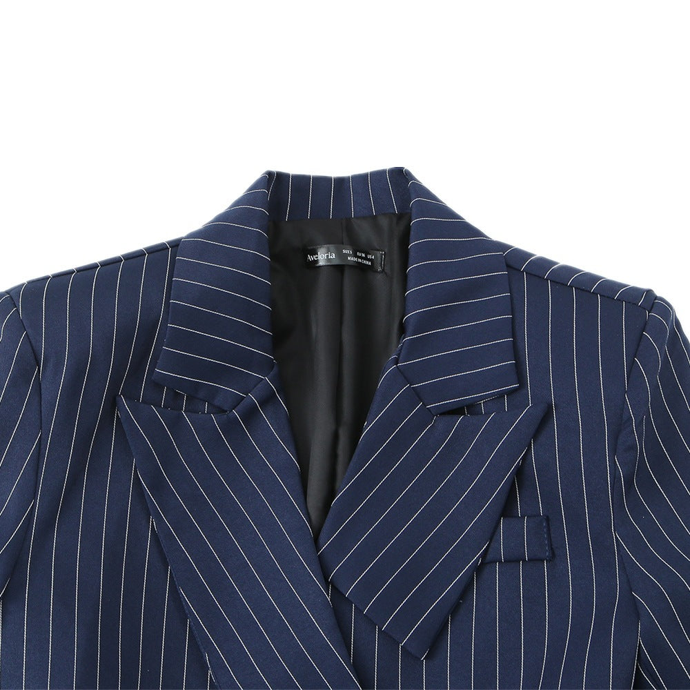Damen Taillierter Nadelstreifen-Blazer mit asymmetrischem Revers und Pattentaschen Echo Archiv