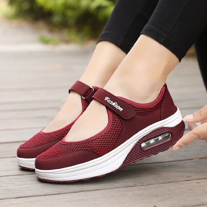 Damen Sportliche Mary-Jane Wedgesneaker mit Luftpolster und atmungsaktivem Mesh – Névara