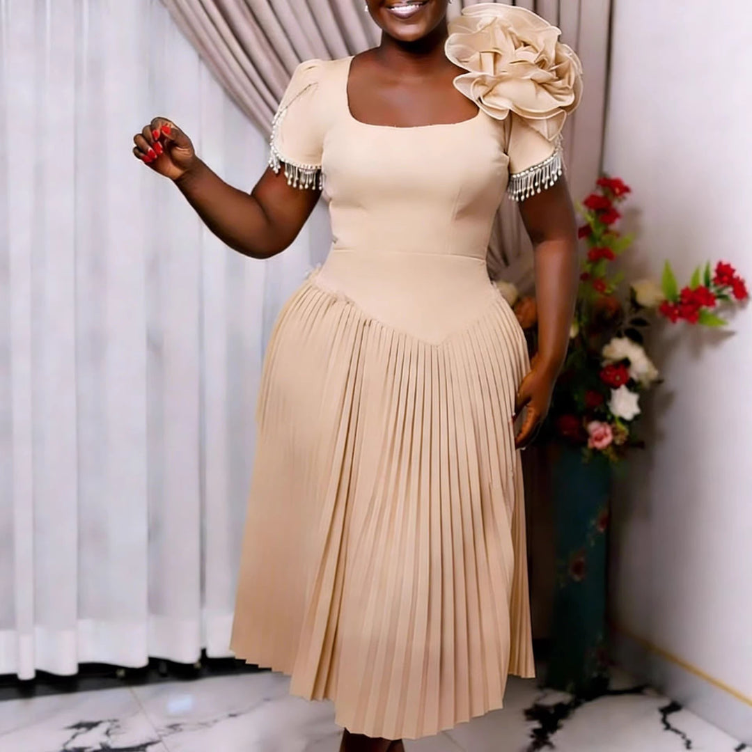 Damen Elegantes Faltenkleid mit floralem Akzent und Perlenverzierungen Echo Archiv