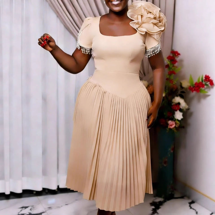Damen Elegantes Faltenkleid mit floralem Akzent und Perlenverzierungen Echo Archiv